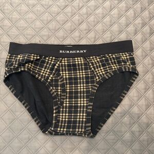 New Men's Vintage Burberry Nova check brief. Size large.